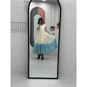 Nouveau haut de soirée de style traditionnel de créateur Garara Plazzo Dupatta Frocks tissu en coton doux avec broderie à fil lourd - Product Image 1