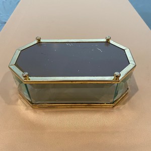 Joyero de cristal de forma rectangular de alta demanda con marco de Metal dorado perfecto para almacenar anillos, collares y accesorios finos - Product Image 5