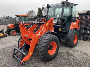 Chargeuse sur pneus Kubota abordable, diesel, 4 roues motrices, avec un moment de charge élevé, prête à être expédiée. - Product Image 1