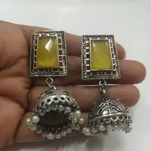 Tendance indien Jhumka mariée boucles d'oreilles en laiton à la mode Zircon perle pour le dîner de mariage Occasions festives pour les femmes - Product Image 1