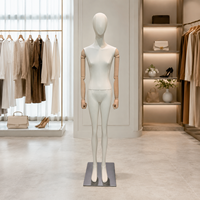 Mannequin féminin élégant avec corps recouvert de tissu et bras articulés en bois