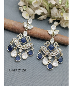 Boucles d'oreilles élégantes de mariée Mehandi pour femmes avec des détails esthétiques pour correspondre à des tenues traditionnelles gracieusement d'Inde - Product Image 2