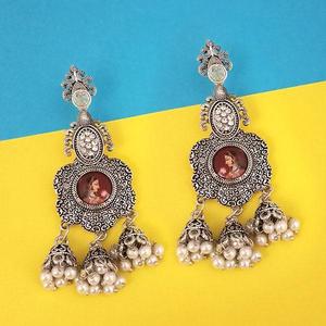 Kriaa Padmavati Inspired Boucles d'oreilles pendantes plaquées argent Fine Stud 1315106A avec pierre autrichienne Accessoire élégant et luxueux - Product Image 1