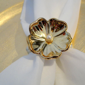 Nouvel arrivage Rond de serviette en forme de fleur pour décoration de fête intérieure et extérieure Centre de table Rond de serviette métallique Décoration de table - Product Image 1