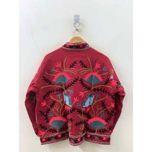 Veste en coton gaufré brodée à la main, édition néon, motif Suzani rouge, style universitaire personnalisé pour le printemps et l'automne, avec corduroy, cuir et fourrure - Product Image 2