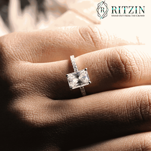 Anillo de Compromiso Solitario de Moissanita con Corte Radiante de 2.00 TCW, Exclusivo para Mujer, Marca Ritzin, Plata de Ley con Engaste de Puntas, Plateado - Product Image 2