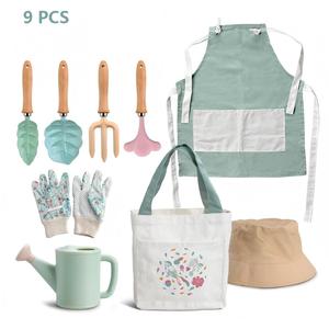 Juego de Herramientas de Jardinería para Niños de 4/6/9 Piezas, con Mangos de Madera, Componentes Metálicos, Regadera, Bolsa de Transporte y Sombrero - Personalizable OEM - Product Image 1