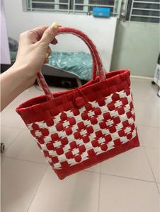 Sacs de shopping en plastique élégants et tendance avec poignée pour l'emballage de vêtements et de boutiques - Product Image 5