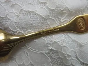 Ensemble de cuillères en acier inoxydable au design antique avec finition dorée Parfait pour les événements de cuisine et de mariage Accessoires de salle à manger élégants - Product Image 4