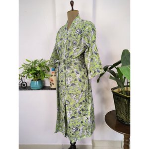 Kimono d'été imprimé à la main, motif floral bohème et papillons, en pur coton, style indien, vert-gris, pour la plage ou comme tenue de bain. - Product Image 5