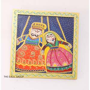 Panneau Radha Krishna en bois peint à la main conçu et fabriqué de manière complexe - Product Image 5