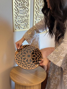 Plateau noir avec design doré et verre au look élégant parfait pour servir la vanité décorative et le présentoir de table festif - Product Image 2