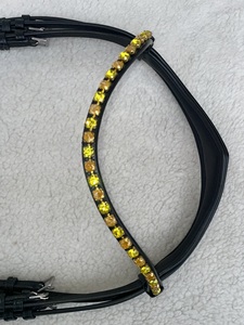 Brida de Cuero Negra de Lujo para Caballo con Cabezada de Cristal Amarillo Brillante y Muserola Acolchada - Product Image 4