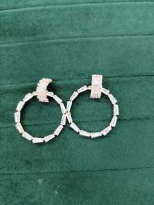 Boucles d'oreilles élégantes à la mode occidentale avec placage à l'or pour un look de fête pour femmes et filles - Product Image 3