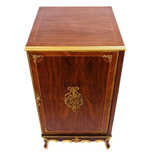 Armoire à chaussures haute de style français de luxe avec incrustations en bois élégantes, accents en laiton doré moulé à la main et pieds ornés pour hall de palais - Product Image 2