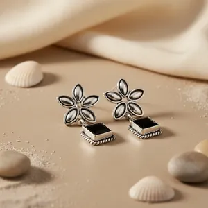 Pendientes de Plata de Ley 925 con Piedra Negra y Diseño de Flor para Mujer - Product Image 3