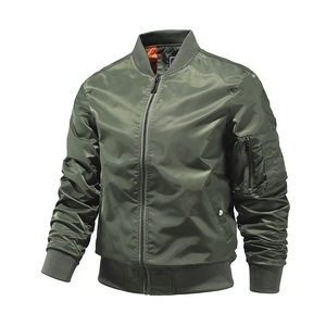 Blouson élégant en satin pour hommes, col montant côtelé, design de rue, blouson d'hiver noir à fermeture éclair, enduit de polyester à une couche - Product Image 2
