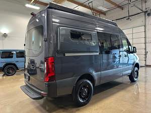 Sprinter 2500 4x4 2022, 1 Dueño, Turbodiésel V6, 4WD, Equipamiento de Alta Gama, Conversión a Camper - Product Image 3