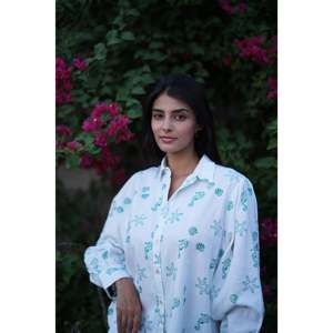 Camisa Oversize de Popelina Aqua para Mujer con Botones y Manga Larga, Estampado Seas Day, Hombros con Pliegues, Talla Única para Primavera/Verano - Product Image 1