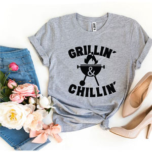 T-shirt 100% coton 'Grillin' et 'Chillin' avec motif uni, tissu jersey, poids 200g, modèle numéro imprimé - Product Image 1