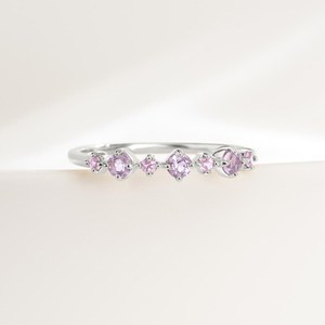 Anillo de media eternidad apilable de zafiro rosa y amatista con engaste pequeño de piedras de nacimiento para mujer, de plata de ley 925 - Product Image 1