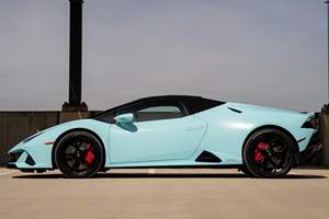 2024 Lamborghini Huracan EVO Spyder Essence faible kilométrage - Product Image 2