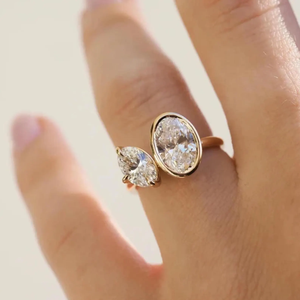 Anillo de Compromiso con Diamante Cultivado en Laboratorio Toi Et Moi de 2.70 CTW, Corte Ovalado, Diamantes Certificados por IGI, Diseño de Engaste de Bisel en Oro Sólido de 14K - Product Image 4