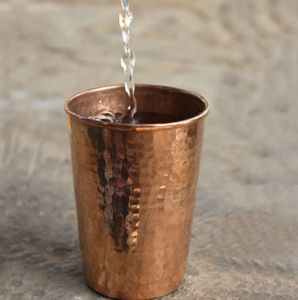 Vidrio de cobre para beber saludable con interior suave y estilo atemporal hecho para hogares de terapia natural - Product Image 2