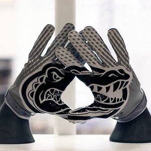 Gants de football américain personnalisés en cuir synthétique avec paume hautement adhérente et dos sublimé, design personnalisé pour les receveurs - Product Image 3