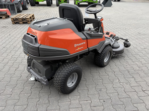 Tondeuse autoportée Husqvarna Rider R420TsX AWD d'occasion avec plateau frontal de 112 cm, moteur Kawasaki V-Twin, transmission intégrale et direction assistée, 85 heures d'utilisation, à vendre - Product Image 4