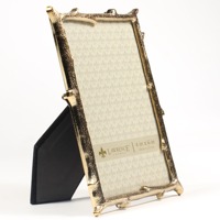 Cornice per foto in metallo dal Design moderno con finitura in oro opaco realizzata per la vita contemporanea e l'arredamento dello spazio di lavoro