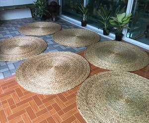 Tapis rustique en jacinthe d'eau Design classique fait à la main Durable et intemporel Parfait pour les intérieurs de salle à manger Espaces de vie et décoration - Product Image 1