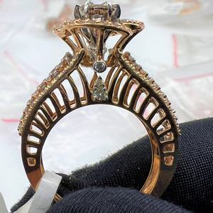 Impresionante anillo de compromiso de oro sólido de 14K y 18K con diamante brillante - Product Image 4