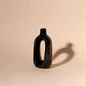 Vase en grès noir contemporain fait main motif floral, design minimaliste pour table ou sol, idéal pour la décoration de mariage - Product Image 2