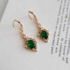 Boucles d'oreilles en émeraude avec pierre précieuse émeraude, charmes vintage en filigrane, argent sterling 925 plaqué or 14 carats, cadeau classique pour femmes - Product Image 1