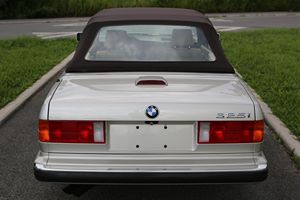 BMW 325i Cabriolet d'occasion de 1990 en excellent état, prêt à être expédié - Product Image 6