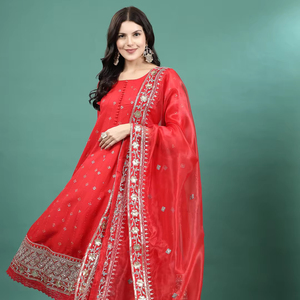 Conjunto Casual de Moda para Mujer: Kurti Anarkali Rojo de Rayón con Bordado Floral hasta la Rodilla, Pantalones y Dupatta - Product Image 1