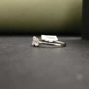 แหวนหมั้นเพชรโมอิสซาไนต์ทรงรีสวยหรู 3 เม็ด ประดับด้วยทอง 14K ชุบบนสแตนเลส ได้รับการรับรองจาก IGI - Product Image 4