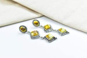 ต่างหูเม็ดเดี่ยวดอกรักเร่ทำด้วยมือด้วยหินเทอร์ควอยซ์และเสาเงินสเตอร์ลิงสำหรับผู้หญิง - Product Image 4