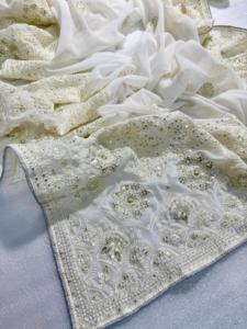 ชุดส่าหรีผ้าจอร์เจตต์สีขาวแบบดั้งเดิมของอินเดีย พร้อมเสื้อคลุมหรูหรา งานฝีมือสวยงาม เหมาะสำหรับงานแต่งงาน งานเทศกาล และงานเลี้ยงสำหรับผู้หญิง - Product Image 3