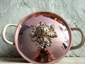 Ensemble de casseroles classiques en cuivre martelé avec des boutons de couvercle en acier inoxydable ornés pour le service en cuisine et la présentation de buffet (Ensemble de 3) - Product Image 6