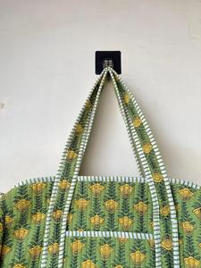 Bolsa de Viaje Tipo Duffel Acolchada Hecha a Mano, Ecológica, con Estampado de Bloques, Tamaño Estándar, Estilo Boho para Mujer - Product Image 6