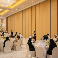 Cloison mobile de luxe pour salle de mariage avec rail au sol, conception personnalisée pour les projets de banquets et d'événements qatariens