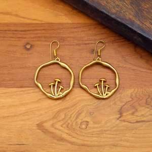 Boucles d'oreilles dorées charme champignon, bijoux huggies vintage en laiton pour elle, boucles d'oreilles boho inspirées de la nature, faites à la main - Product Image 1