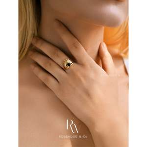 Anello Sigillo Celestial Gold Sunburst con Intarsio Inossidabile, Anello Impilabile di Tendenza con Design Sole e Stella, Regalo per Lei - Product Image 6