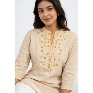 Ilumina tu Colección Étnica Diaria: Nuestra Impresionante Blusa de Verano para Mujer, Amarilla, Bordada, de Popelina de Algodón, Elegante y de Secado Rápido - Product Image 2