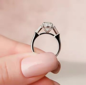 Anillo de compromiso de oro macizo de 14 quilates de tres piedras para mujer, joyería de boda romántica, Baguette ovalada y atrapada, aniversario cultivado en laboratorio - Product Image 3