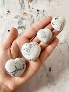 Exportateur indien de pierres de cœur Howlite sculptées pour la méditation ou le Reiki et l'équilibrage énergétique disponible au prix de gros - Product Image 2