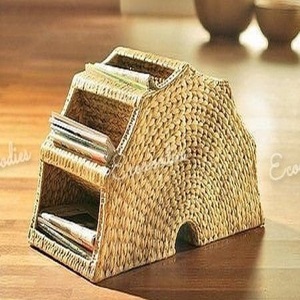 โต๊ะหวายจัดระเบียบหนังสือการ์ตูนสำหรับนิตยสาร