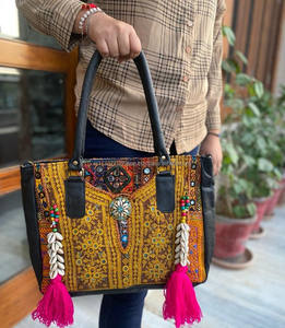 กระเป๋าถือปักลายแบบดั้งเดิมทำมือจากอินเดีย กระเป๋าช้อปปิ้งสไตล์วินเทจสำหรับผู้หญิง กระเป๋าโท้ทสไตล์โบฮีเมียนฮิปปี้ประดับพู่และเปลือกหอย - Product Image 3
